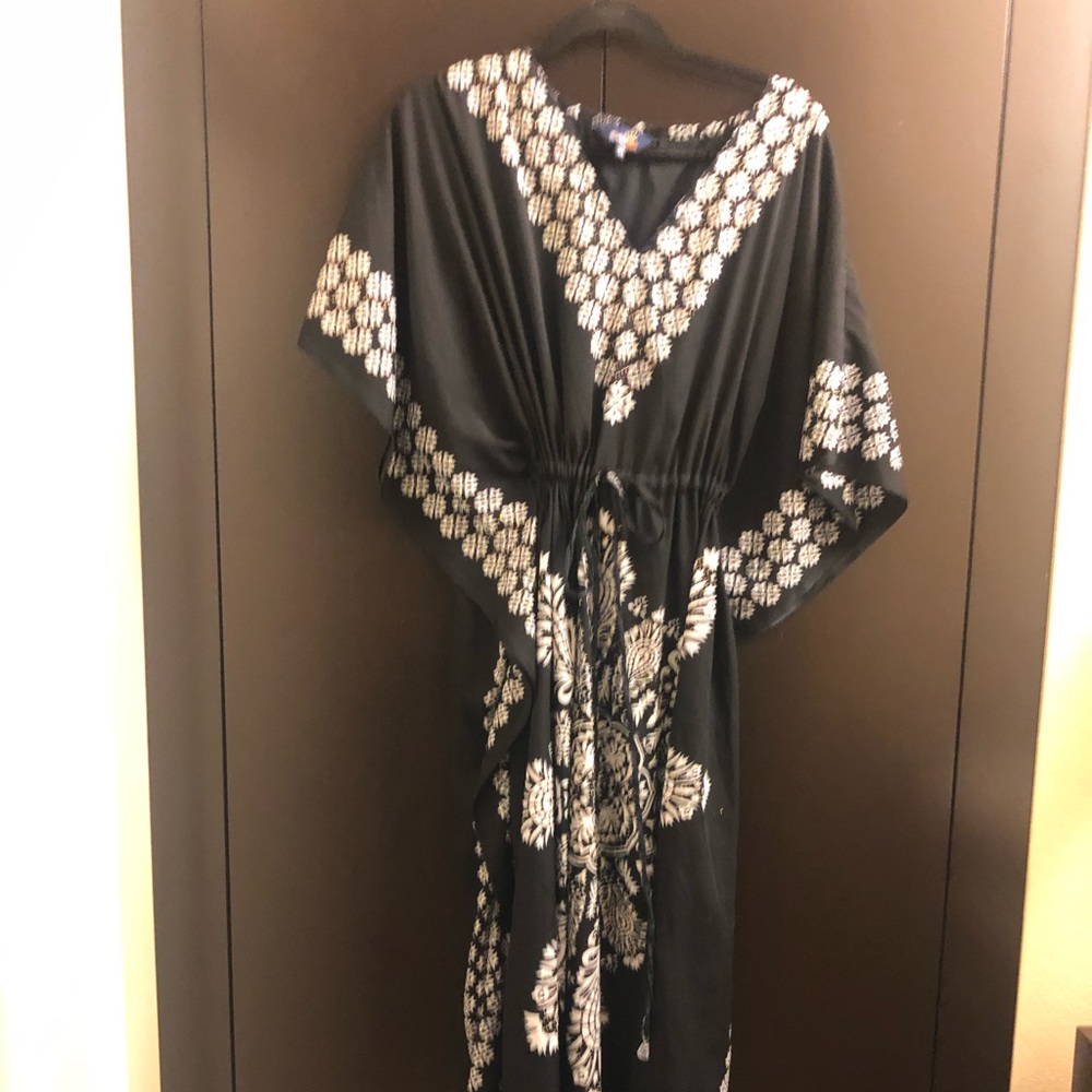 Black and white pull over kimono